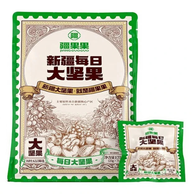 疆果果 新疆每日 大坚果 7小袋 /Tägliche große Nüsse aus Xinjiang 25g*7 JIANGGUOGUO